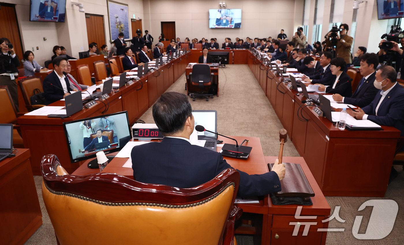 본문 이미지 - 이철규 국회 산업통상자원중소벤처기업위원장이 12일 오후 서울 여의도 국회에서 열린 산업통상자원중소벤처기업위원회 전체회의에서 의사봉을 두드리고 있다. 2024.11.12/뉴스1 ⓒ News1 김민지 기자