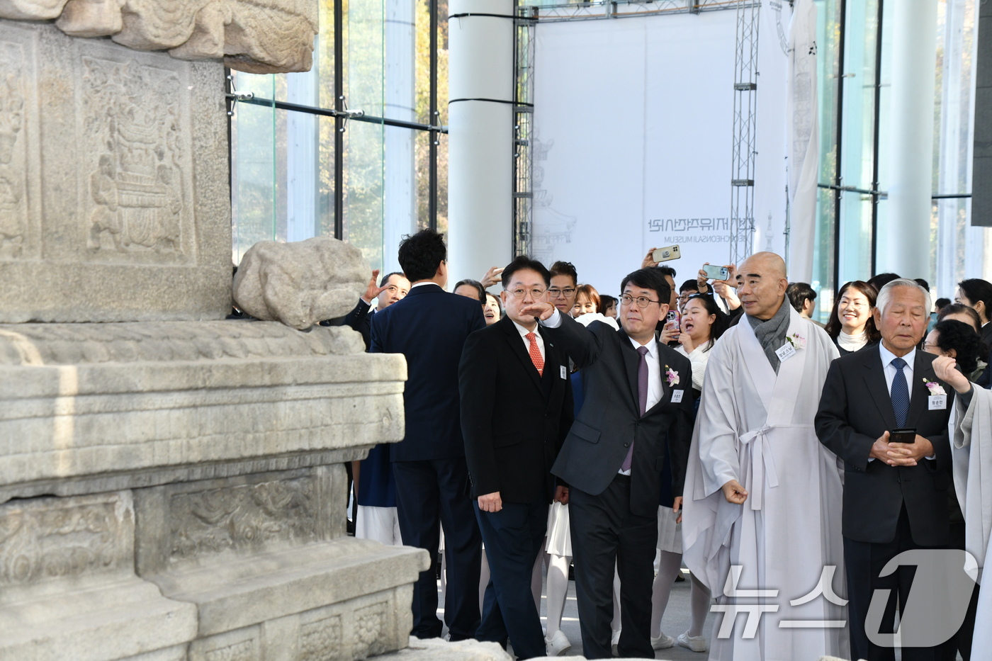 (서울=뉴스1) = 최응천 국가유산청장이 12일 오전 강원 원주시 법천사지 유적전시관에서 보존처리와 복원 공사를 마치고 113년 만에 원위치로 돌아온 국보 ‘원주 법천사지 지광국사 …