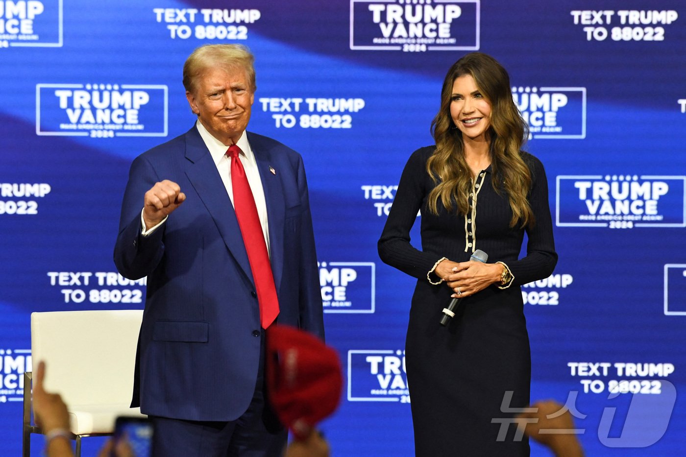 본문 이미지 - 크리스티 놈 사우스다코타 주지사와 도널드 트럼프 전 미국 대통령이 지난달 14일(현지시간) 펜실베이니아주 오크스에서 선거 유세를 하고 있다. 24.10.14 ⓒ 로이터=뉴스1 ⓒ News1 김예슬 기자