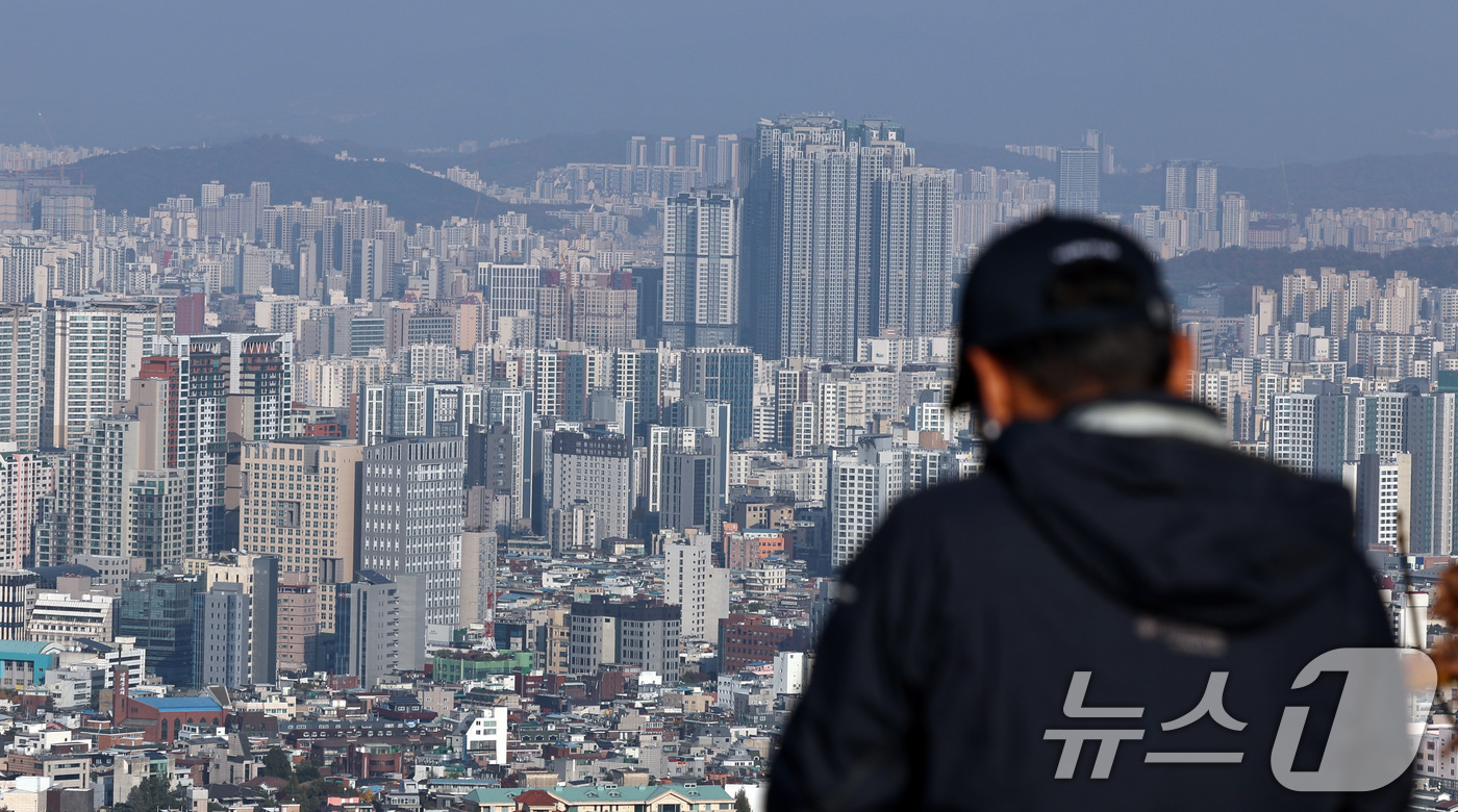 (서울=뉴스1) 구윤성 기자 = 대출 규제 등의 여파로 올해 10월 모든 주택 유형에서 매매와 임대차 거래 모두 하락세를 보인 것으로 나타났다.12일 부동산 정보 플랫폼 '다방'이 …