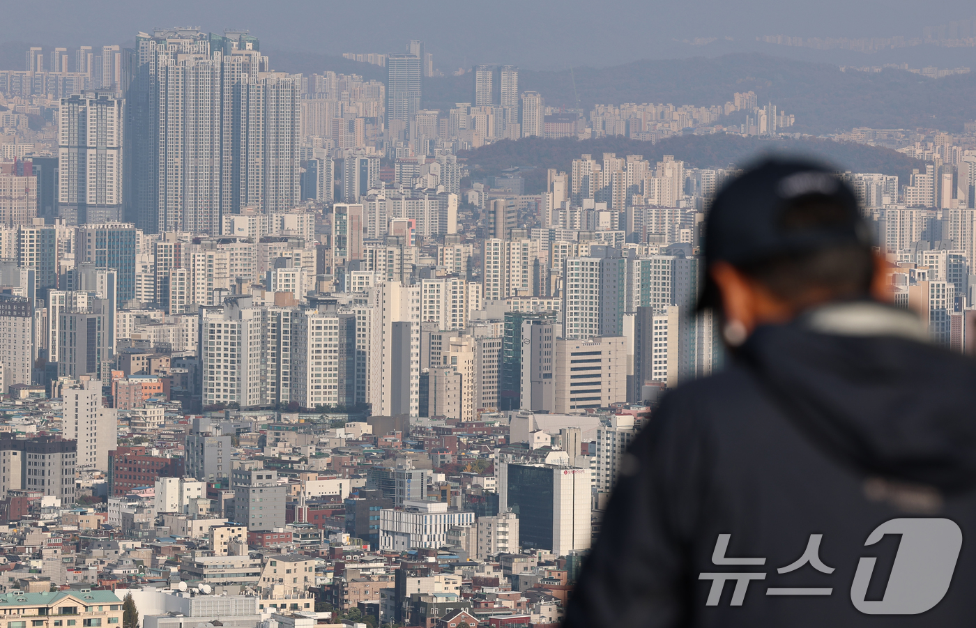 (서울=뉴스1) 구윤성 기자 = 대출 규제 등의 여파로 올해 10월 모든 주택 유형에서 매매와 임대차 거래 모두 하락세를 보인 것으로 나타났다.12일 부동산 정보 플랫폼 '다방'이 …