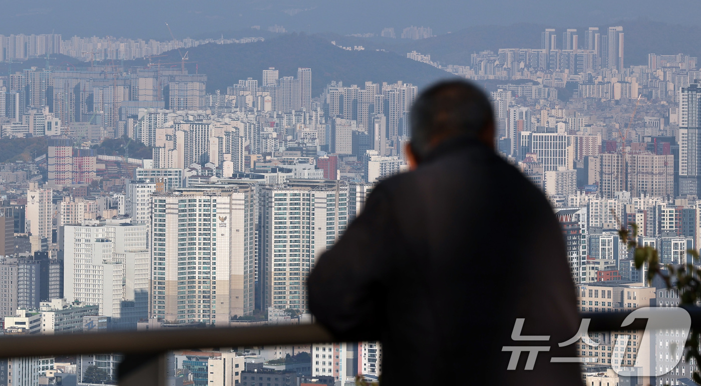 (서울=뉴스1) 구윤성 기자 = 대출 규제 등의 여파로 올해 10월 모든 주택 유형에서 매매와 임대차 거래 모두 하락세를 보인 것으로 나타났다.12일 부동산 정보 플랫폼 '다방'이 …