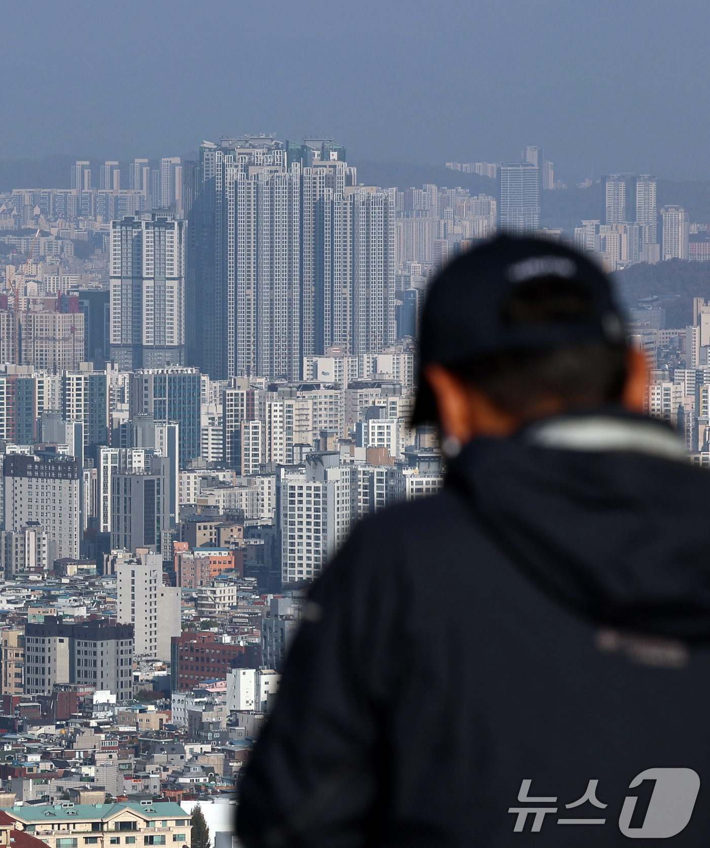 (서울=뉴스1) 구윤성 기자 = 대출 규제 등의 여파로 올해 10월 모든 주택 유형에서 매매와 임대차 거래 모두 하락세를 보인 것으로 나타났다.12일 부동산 정보 플랫폼 '다방'이 …