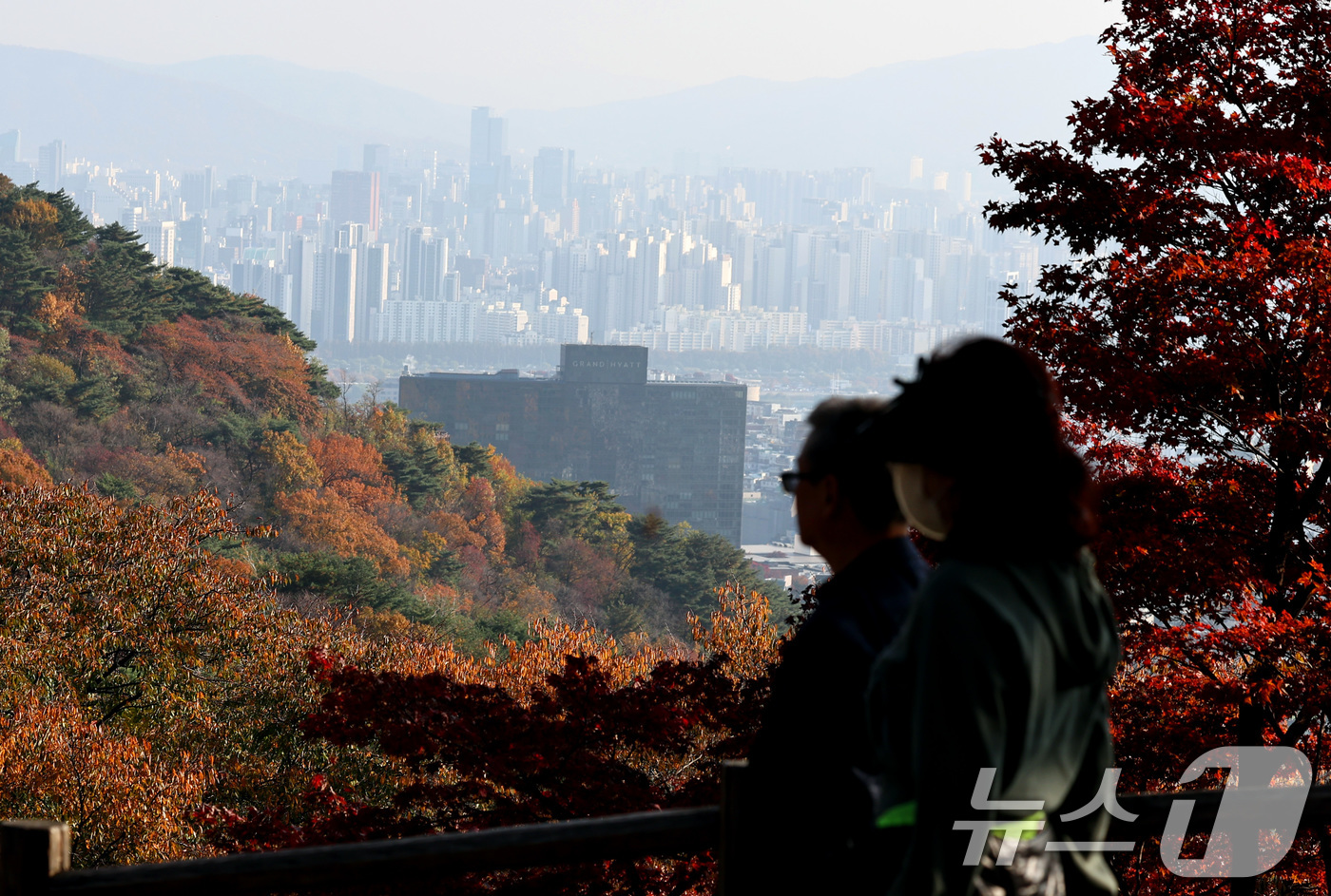 (서울=뉴스1) 구윤성 기자 = 서울과 경기 등 일부 지역의 초미세먼지가 '나쁨'을 보인 12일 오후 서울 남산의 단풍과 회색 도심이 대비를 이루고 있다. 2024.11.12/뉴스 …