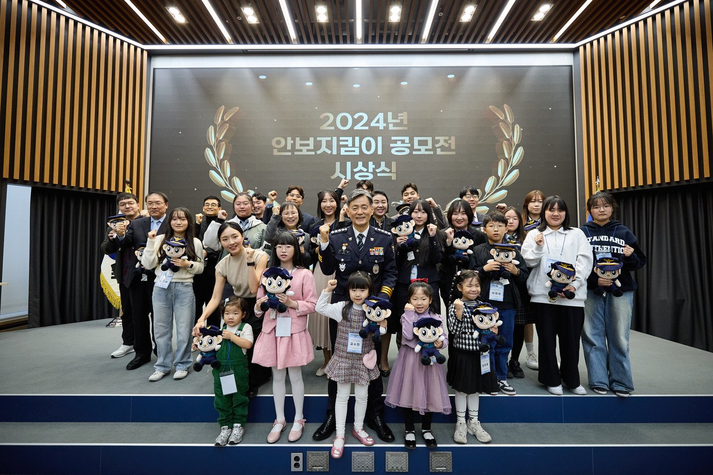 본문 이미지 - 경찰청 국가수사본부는 12일 서울 서대문구 미근동 청사에서 ‘2024년 안보지킴이 공모전’ 시상식을 열었다. 조지호 경찰청장이 수상자들과 기념 사진을 찍는 모습. (경찰청 제공)