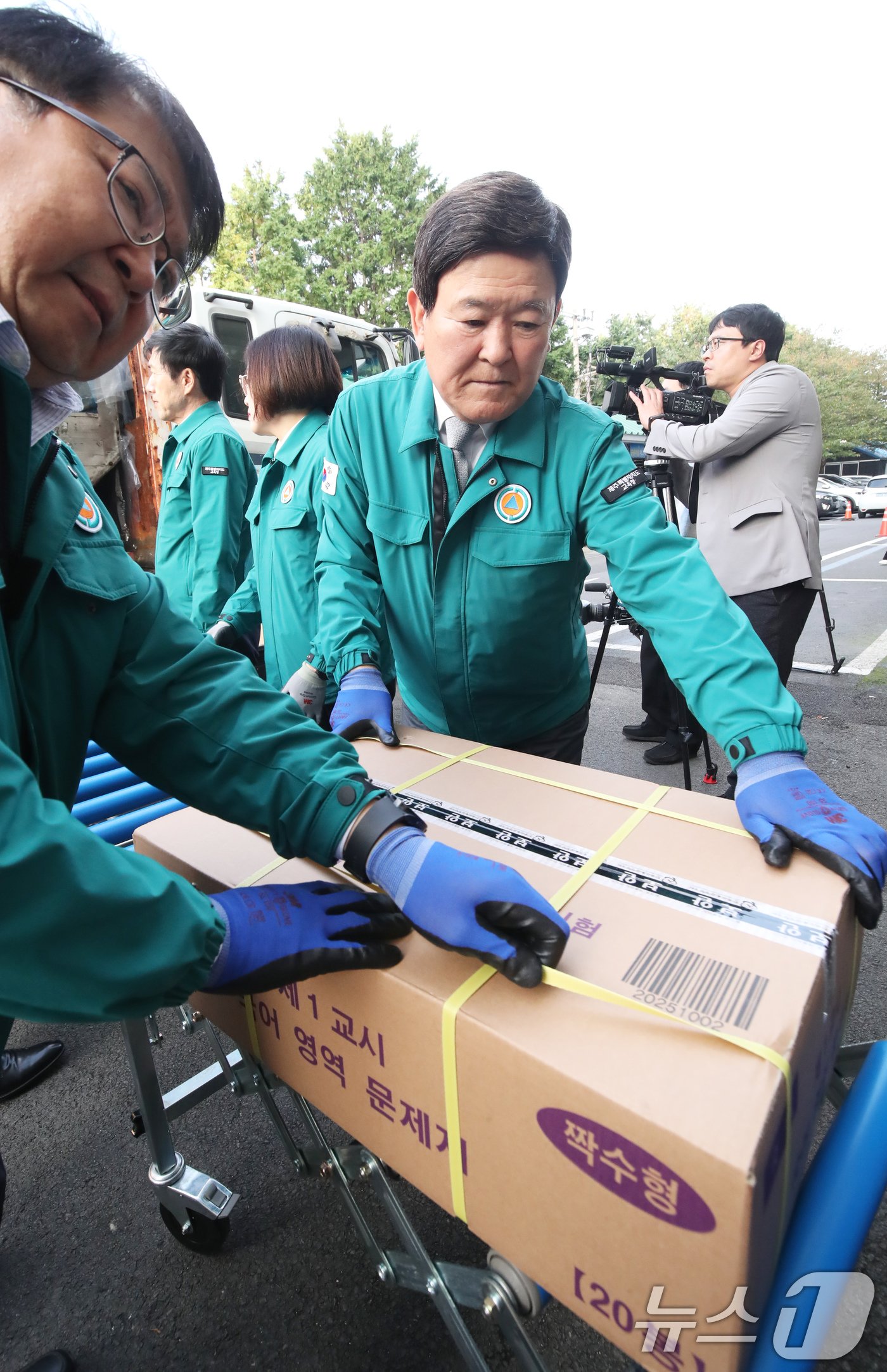 2025 대학수학능력시험을 이틀 앞둔 12일 오후 제주시 한 시설에서 김광수 제주도교육감을 비롯한 도교육청 직원들이 항공편으로 도착한 문답지를 옮기고 있다. 2024.11.12/뉴스1 ⓒ News1 오현지 기자