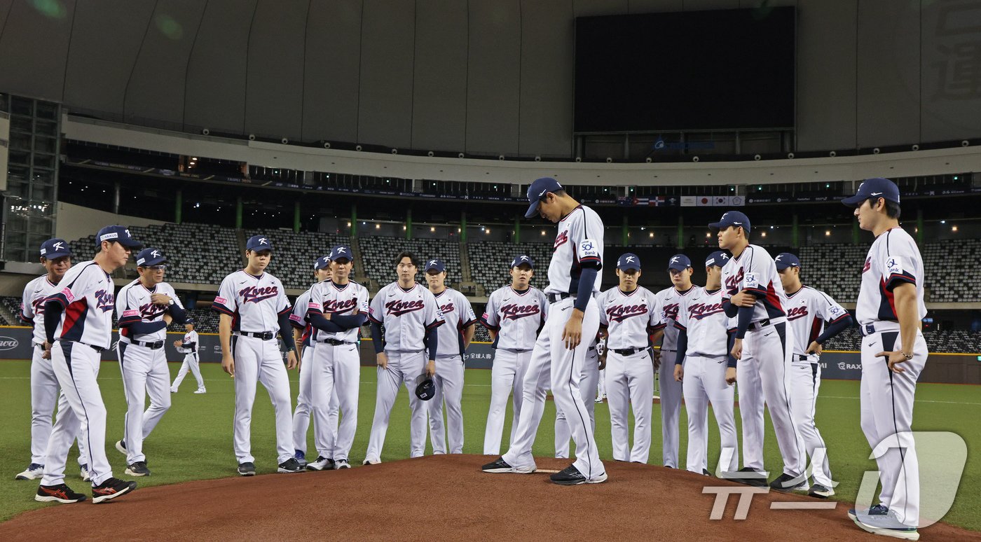 본문 이미지 - 프리미어12 대만 예선에 출전하는 대한민국 야구대표팀투수들이 12일(현지시간) 대만 타이베이시 타이베이돔에서 열린 훈련에 앞서 마운드를 살펴보고 있다. 대표팀은 오는 13일 대만과의 경기를 시작으로 14일 쿠바, 15일 일본, 16일 도미니카 공화국, 18일 호주와의 예선 경기를 갖는다. 2024.11.12/뉴스1 ⓒ News1 장수영 기자