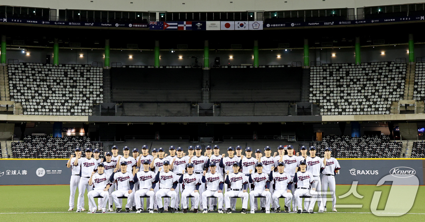 (타이베이(대만)=뉴스1) 장수영 기자 = 프리미어12 대만 예선에 출전하는 대한민국 야구대표팀이 12일(현지시간) 대만 타이베이시 타이베이돔에서 열린 훈련에 앞서 파이팅을 외치고 …