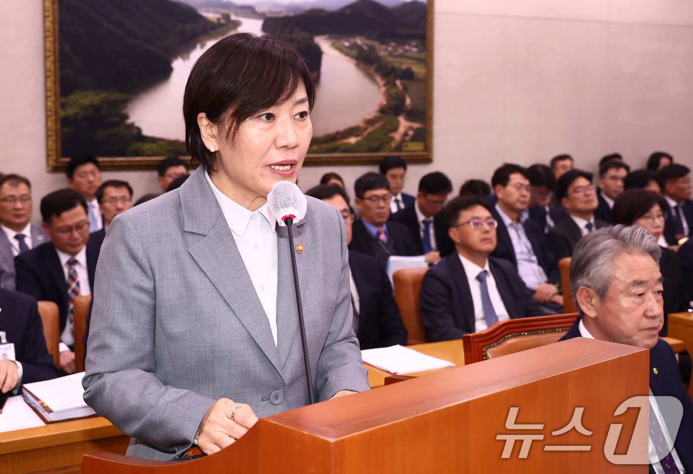 (서울=뉴스1) 김민지 기자 = 송미령 농림축산식품부 장관이 12일 오후 서울 여의도 국회에서 열린 농림축산식품해양수산위원회 전체회의에서 예산안 관련 제안설명을 하고 있다. 202 …