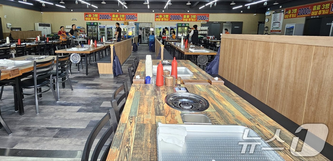 본문 이미지 - 12일 오후 광주 서구 금호동 먹자골목에 위치한 한 돼지고기 전문점에서 업주와 직원들이 오픈 준비를 하고 있다. 이 식당은 소주와 맥주를 병당 '1000원'에 판매해 인기를 끌고있다. 2024.11.12/뉴스1 ⓒ News1 이수민 기자