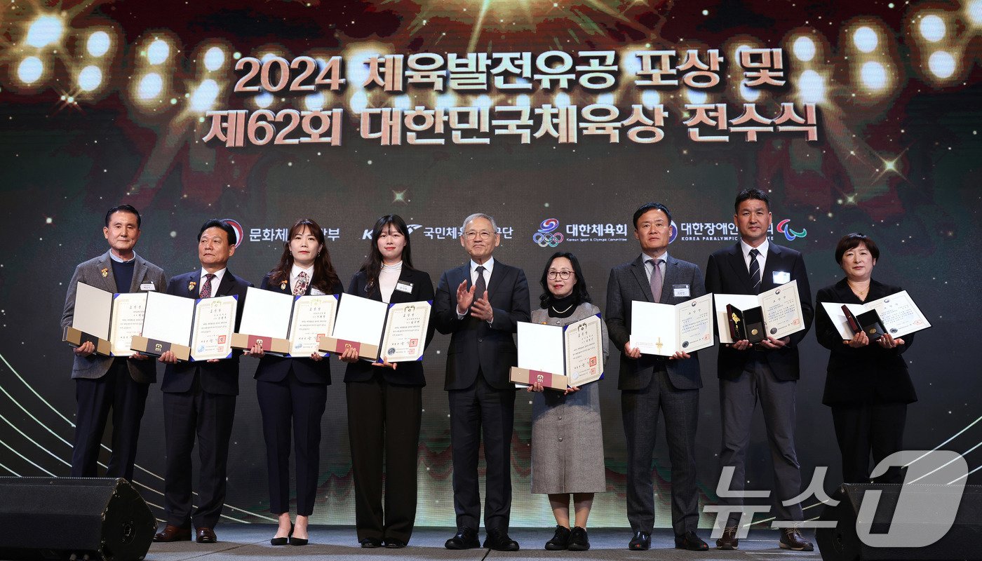 본문 이미지 - 유인촌 문화체육관광부 장관이 12일 서울 중구 더플라자에서 열린 2024 체육발전유공 포상 및 제62회 대한민국체육상 전수식에서 대한민국체육상을 수여한 뒤 수상자와 기념촬영을 하고 있다. (문화체육관광부 제공) 2024.11.12/뉴스1