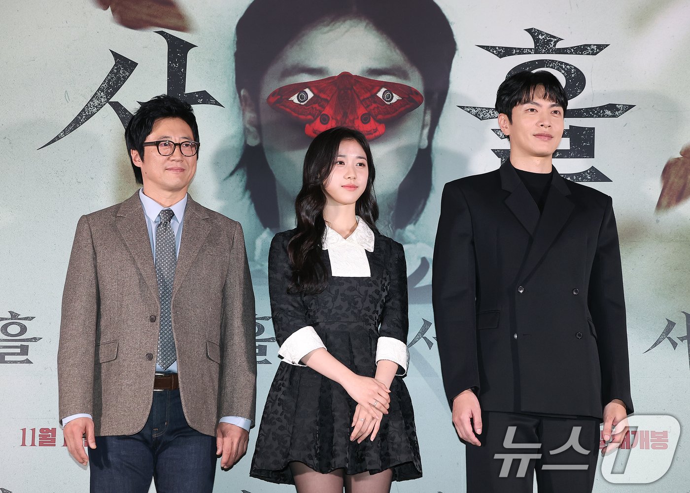 본문 이미지 - 배우 박신양, 이레, 이민기가 12일 오후 서울 용산구 아이파크몰 CGV에서 열린 영화 '사흘' 언론시사회에 참석해 포즈를 취하고 있다. 박신양이 ‘박수건달’ 이후 11년 만에 선보이는 스크린 복귀작으로 화제를 모은 ‘사흘’은 죽은 딸의 심장에서 깨어나는 그것을 막기 위한 구마의식 이야기를 담은 오컬트 호러 영화다. 오는 14일 개봉. 2024.11.12/뉴스1 ⓒ News1 김진환 기자