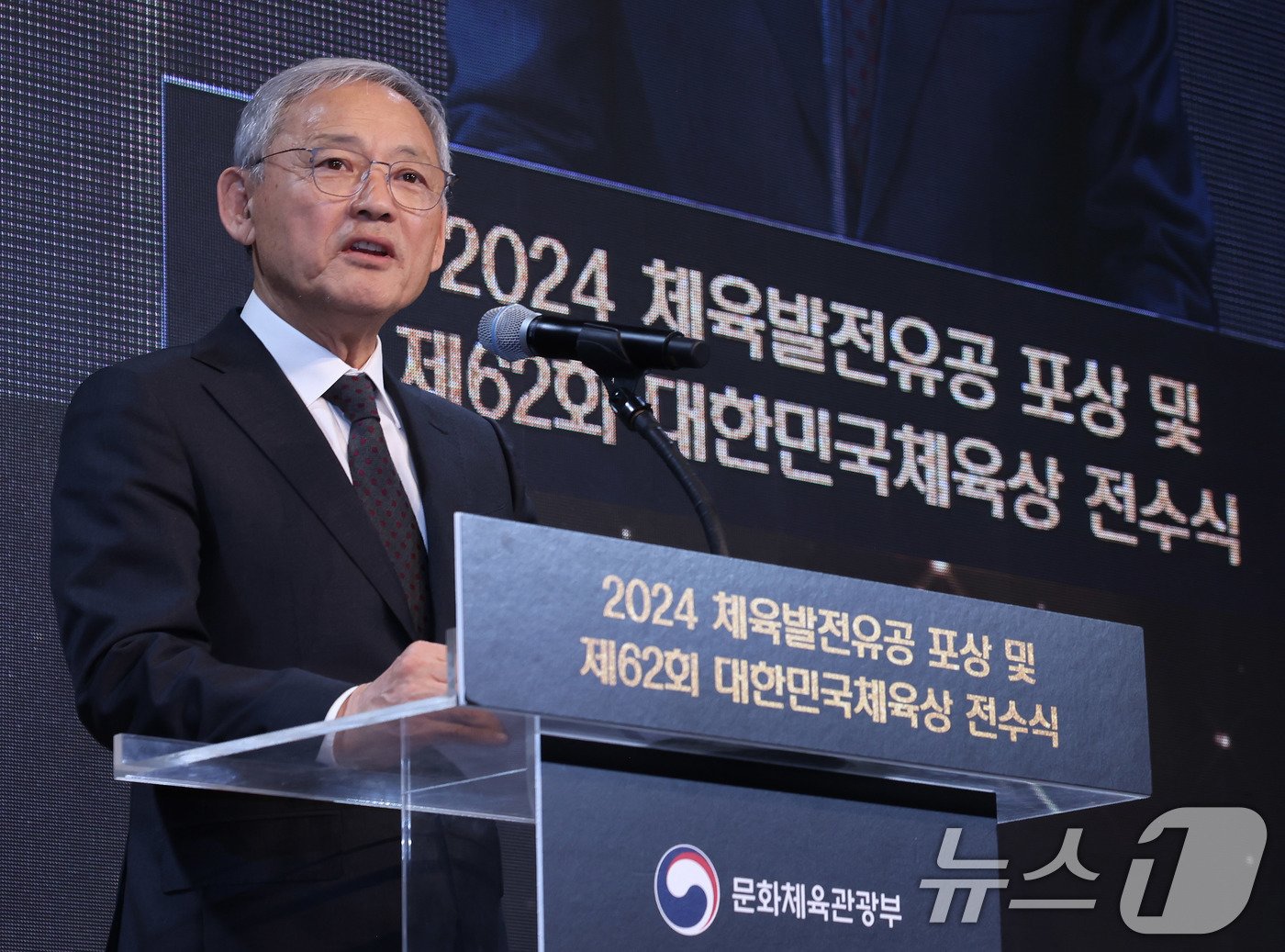 유인촌 문화체육관광부 장관이 12일 서울 중구 더플라자에서 열린 2024 체육발전유공 포상 및 제62회 대한민국체육상 전수식에서 축사 하고 있다. &#40;문화체육관광부 제공&#41; 2024.11.12/뉴스1