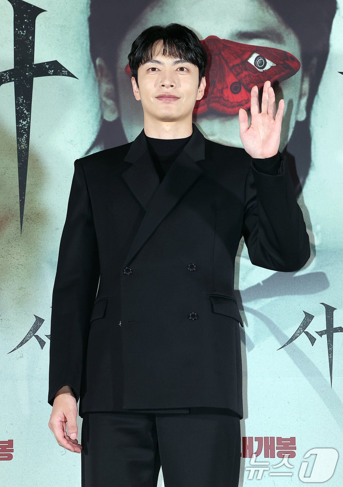 본문 이미지 - 배우 이민기가 12일 오후 서울 용산구 아이파크몰 CGV에서 열린 영화 '사흘' 언론시사회에 참석해 포즈를 취하고 있다. 박신양이 ‘박수건달’ 이후 11년 만에 선보이는 스크린 복귀작으로 화제를 모은 ‘사흘’은 죽은 딸의 심장에서 깨어나는 그것을 막기 위한 구마의식 이야기를 담은 오컬트 호러 영화다. 오는 14일 개봉. 2024.11.12/뉴스1 ⓒ News1 김진환 기자