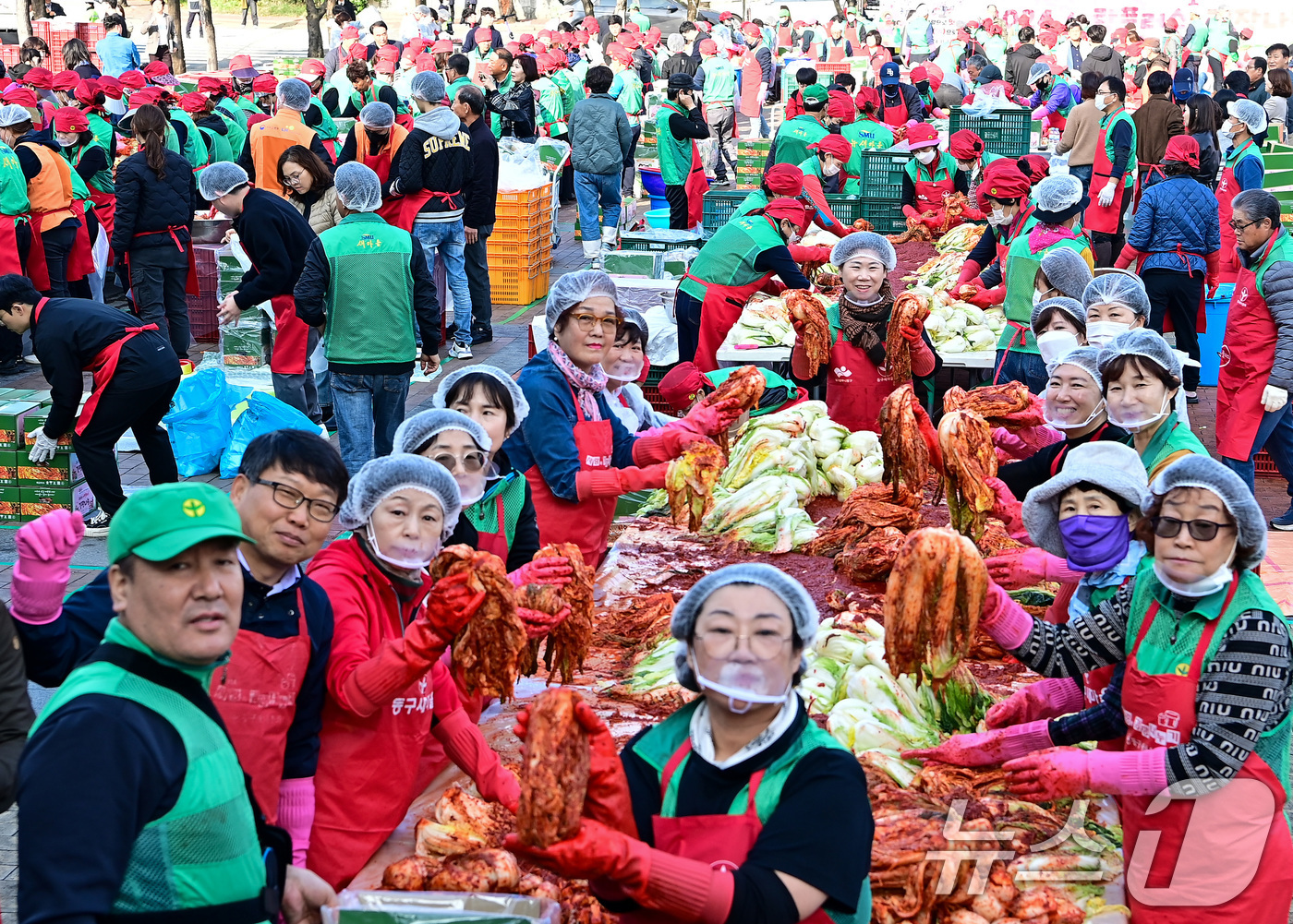 (대구=뉴스1) 공정식 기자 = 12일 오전 대구 동구 아양아트센터 야외광장에서 열린 '2024 동구 사랑플러스 김장나눔'에 새마을협의회와 부녀회, 자원봉사자 등 500여 명이 참 …