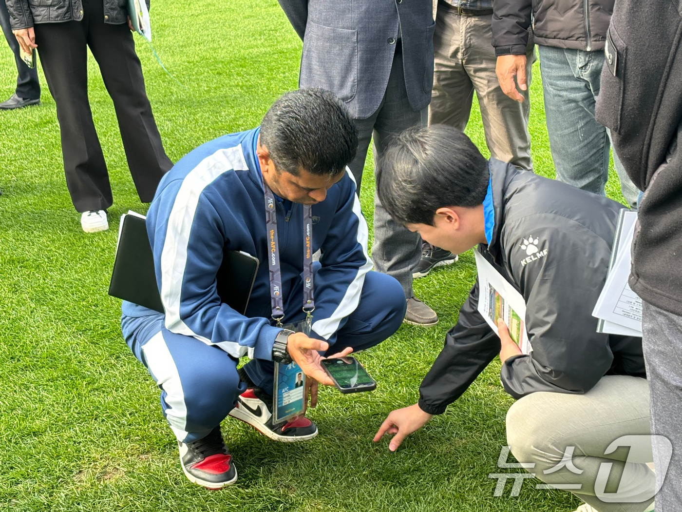 (광주=뉴스1) 박준배 기자 = 아시아축구연맹(AFC)이 아시아챔피언스 엘리트(ACLE)  5차전 홈경기 개최 가능 여부를 판단하기 위해 지난 8일 광주월드컵경기장 잔디에 대한 실 …