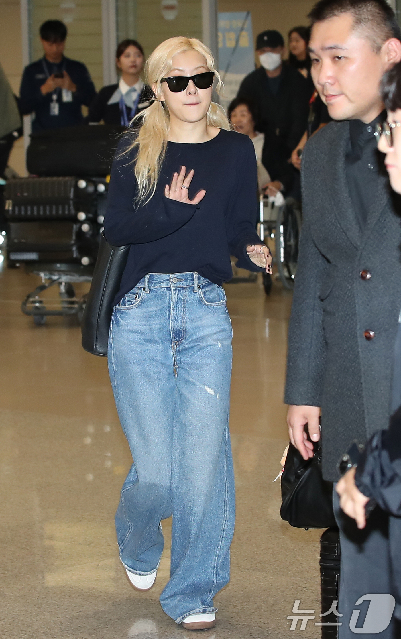 (인천공항=뉴스1) 권현진 기자 = 블랙핑크 로제가 해외 일정을 마치고 12일 인천국제공항에 도착해 준비된 차량으로 이동하고 있다. 2024.11.12./뉴스1