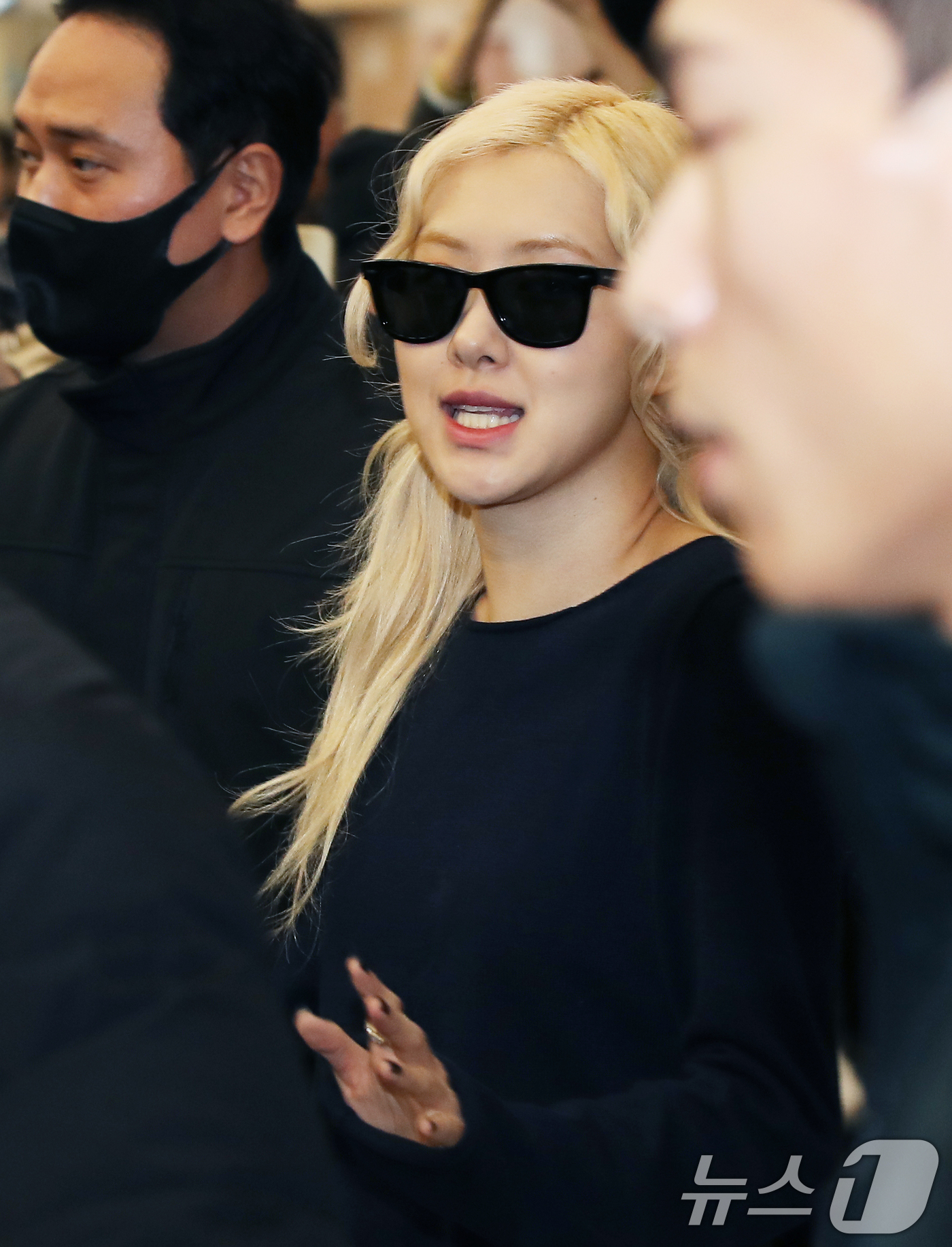 (인천공항=뉴스1) 권현진 기자 = 블랙핑크 로제가 해외 일정을 마치고 12일 인천국제공항을 통해 입국해 인사를 하고 있다. 2024.11.12./뉴스1