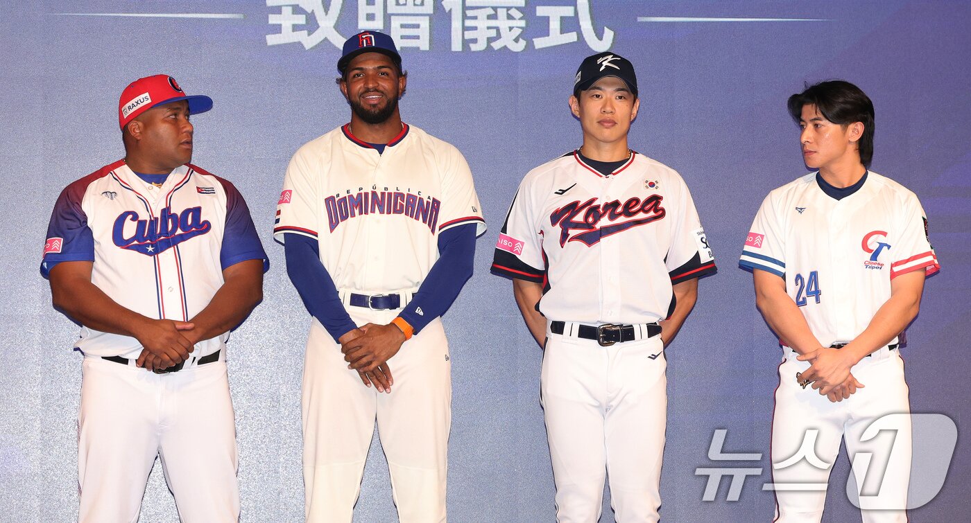 Song Seong-moon, captain of the Korean national baseball team, is taking a commemorative photo with opposing team captains at the Premier 12 preliminary press conference held at The Howard Plaza Hotel in Taipei, Taiwan on the 12th (local time). The national team will start with a match against Chinese Taipei on the 13th, followed by preliminary matches against Cuba on the 14th, Japan on the 15th, Dominican Republic on the 16th, and Australia on the 18th. 2024.11.12/News1 ⓒ News1 Reporter Jang Soo-young