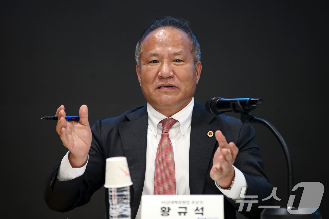 (서울=뉴스1) 이승배 기자 = 대한의사협회 비상대책위원회 위원장에 출마한 황규석 후보자가 12일 오후 서울 용산구 대한의사협회에서 열린 대한의사협회 비상대책위원회 위원장 선거를 …