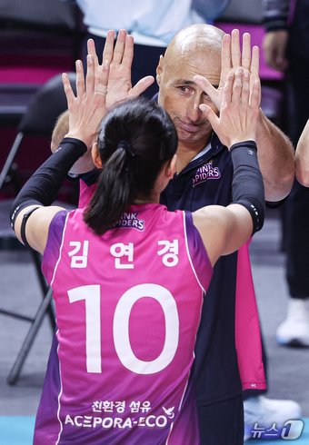 본문 이미지 - 마르첼로 아본단자 흥국생명 감독이 12일 오후 인천 부평구 인천삼산월드체육관에서 열린 여자배구 &#39;2023-24 도드람 V리그&#39; 흥국생명과 정관장의 경기를 세트스코어 3대2로 승리한 후 김연경과 하이파이브를 하고 있다. 2024.11.12/뉴스1 ⓒ News1 이재명 기자