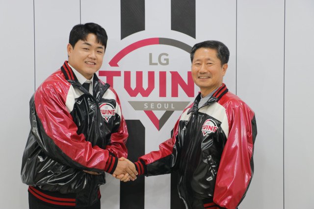 본문 이미지 - LG 트윈스에 입단한 장현식(왼쪽). (LG 트윈스 제공)