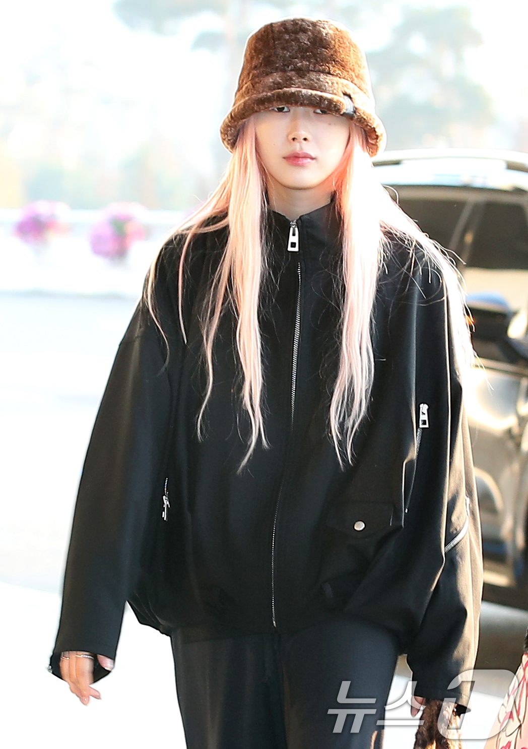 (김포공항=뉴스1) 권현진 기자 = 그룹 에스파 지젤이 해외 일정을 위해 13일 김포국제공항을 통해 일본으로 출국하고 있다. 2024.11.13/뉴스1