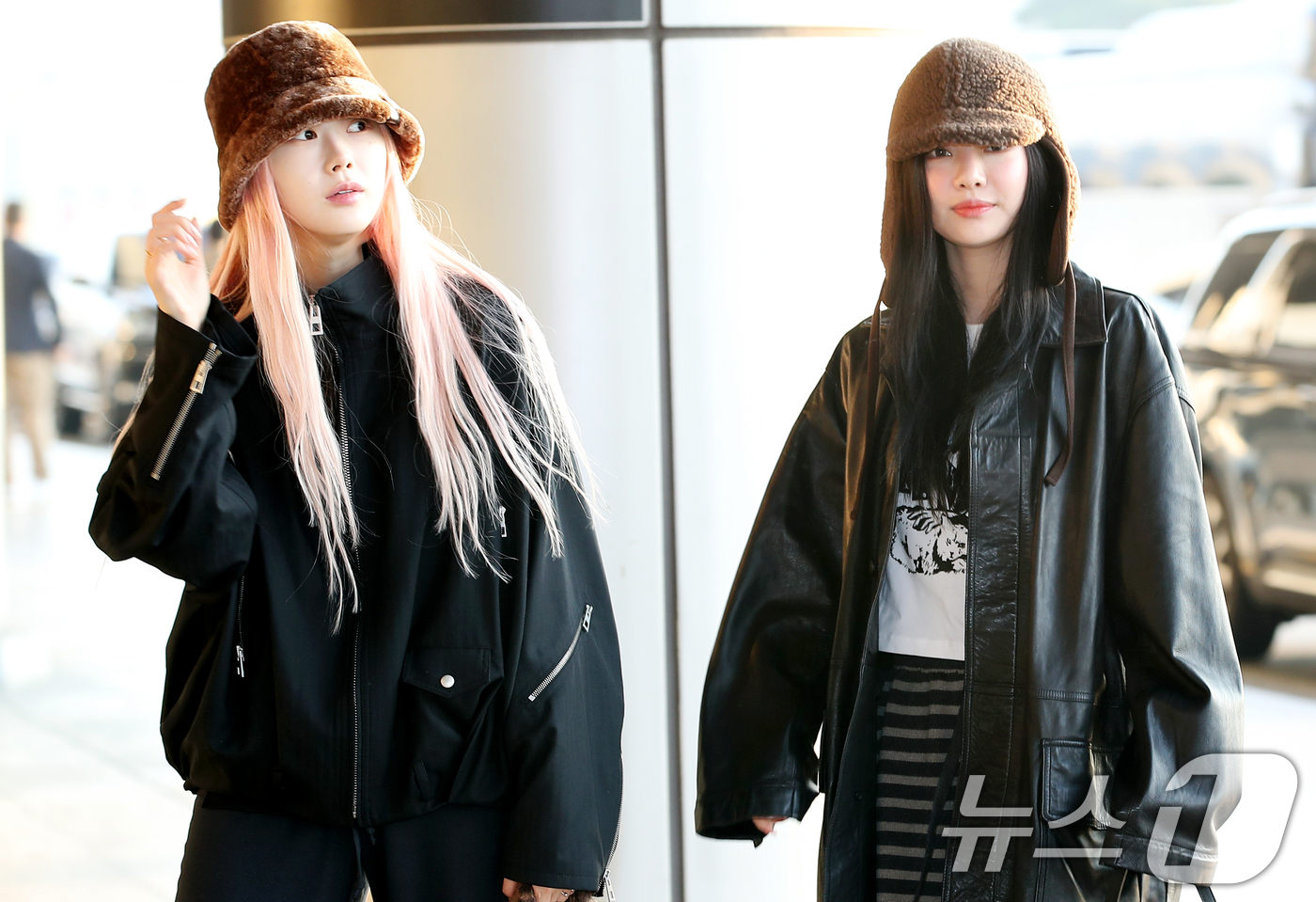 (김포공항=뉴스1) 권현진 기자 = 그룹 에스파 지젤과 닝닝(오른쪽)이 해외 일정을 위해 13일 김포국제공항을 통해 일본으로 출국하고 있다. 2024.11.13/뉴스1