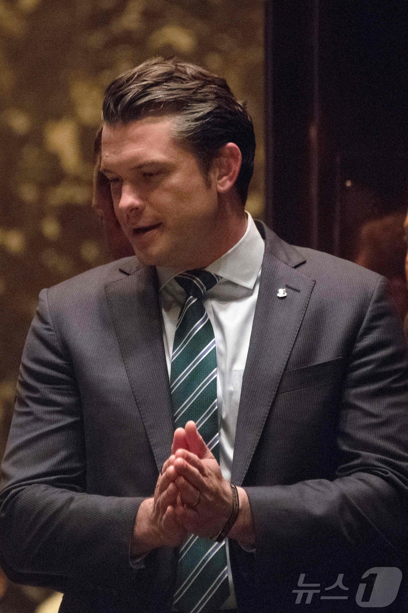 본문 이미지 - 지난 2016년 12월 15일 미국 뉴욕 트럼프 타워에서 누군가와 대화하는 피트 헤그세스 폭스뉴스 논객. 도널드 트럼프 미국 대통령 당선인은 헤그세스를 새 행정부의 국방장관으로 지명했다. 2016.12.15 ⓒ AFP=뉴스1 ⓒ News1 김지완 기자