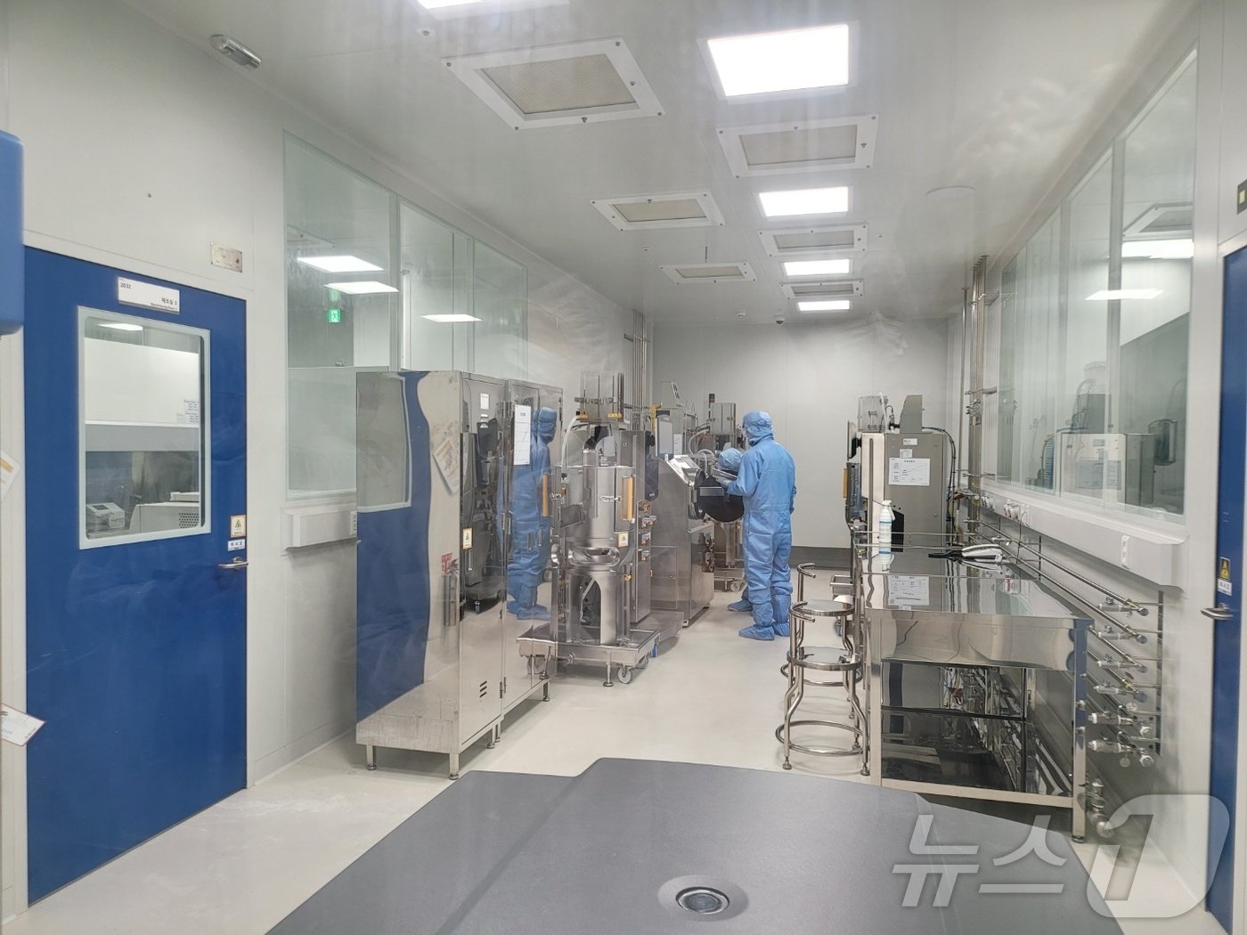 본문 이미지 - 지씨셀 임직원이 세포유전자치료제 위탁개발생산&#40;CDMO&#41; 서비스를 위한 세포 처리 과정을 진행하고 있다. 2024. 11. 12/뉴스1 황진중 기자