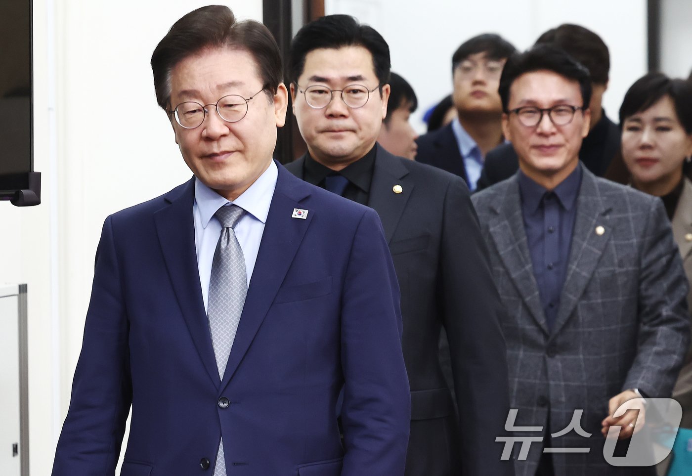 본문 이미지 - 이재명 더불어민주당 대표가 13일 오전 서울 여의도 국회에서 열린 최고위원회의에서 입장하고 있다. 2024.11.13/뉴스1 ⓒ News1 김민지 기자