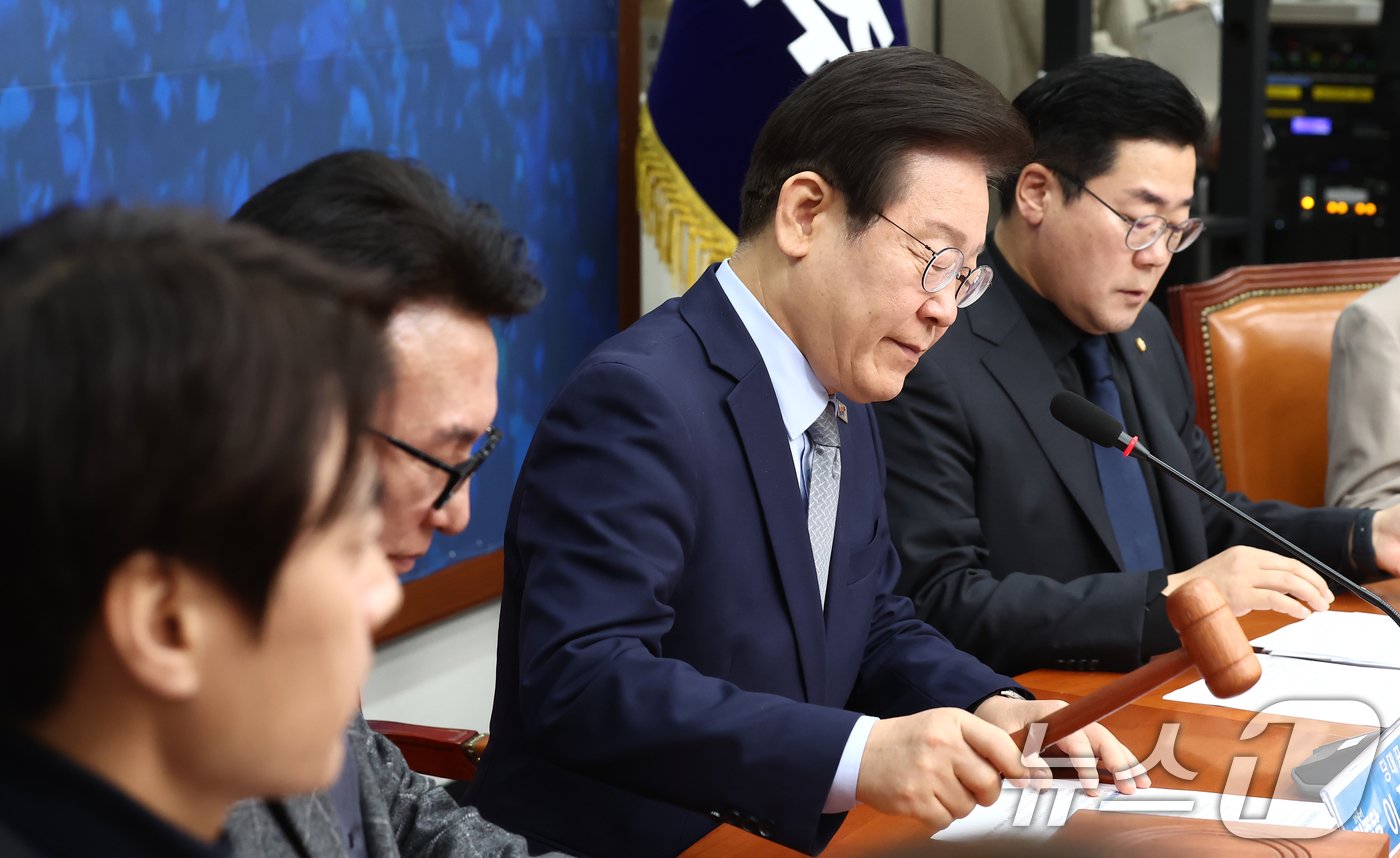 본문 이미지 - 이재명 더불어민주당 대표가 13일 오전 서울 여의도 국회에서 열린 최고위원회의에서 개의를 알리며 의사봉을 두드리고 있다. 2024.11.13/뉴스1 ⓒ News1 김민지 기자