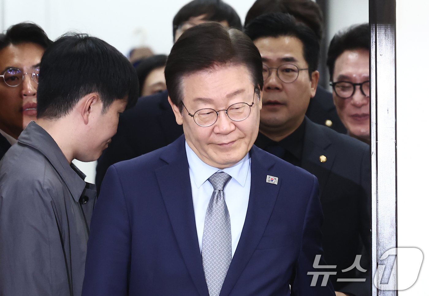 본문 이미지 - 이재명 더불어민주당 대표가 13일 오전 서울 여의도 국회에서 열린 최고위원회의에서 입장하고 있다. 2024.11.13/뉴스1 ⓒ News1 김민지 기자