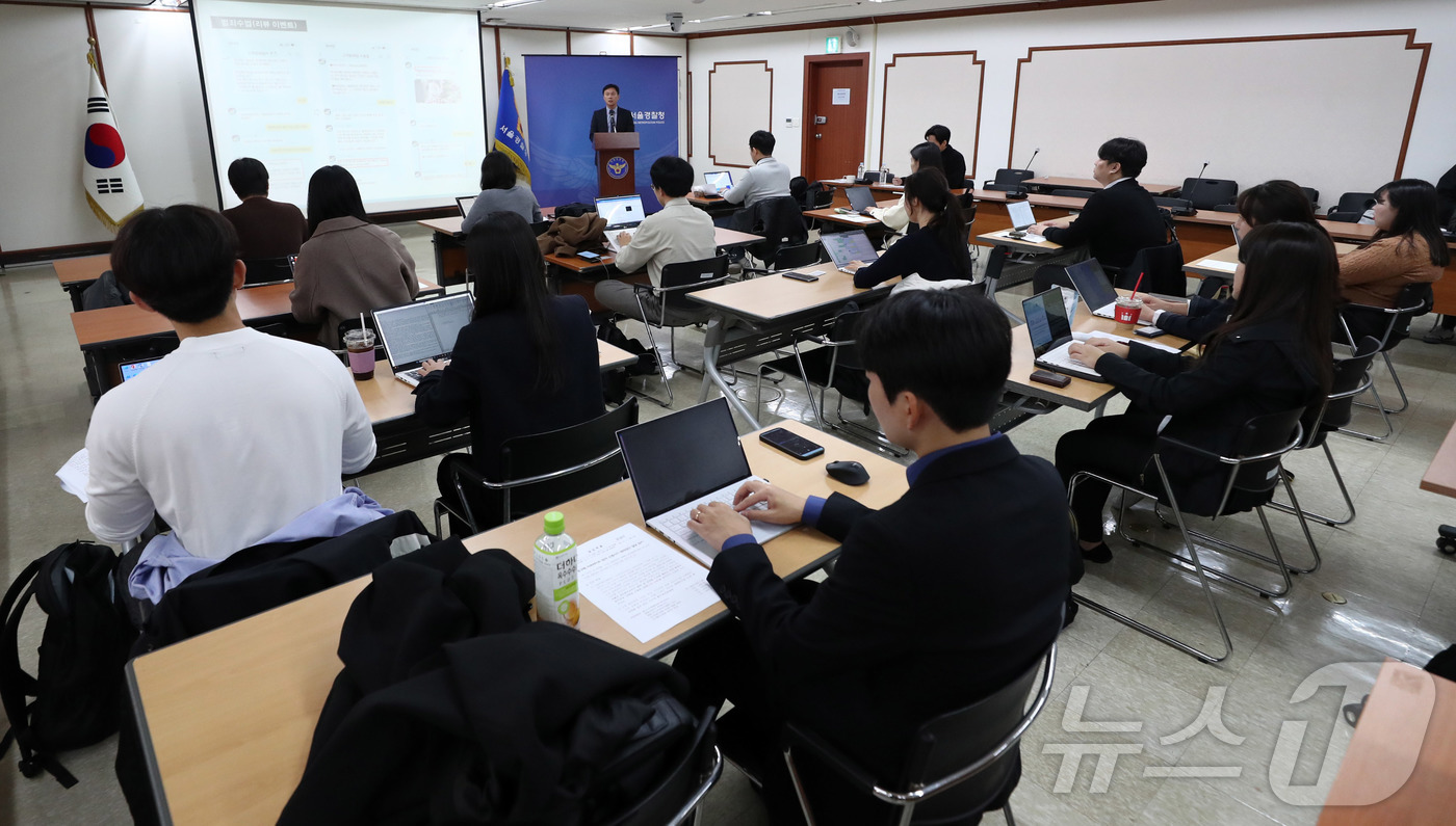 (서울=뉴스1) 박세연 기자 = 서울시경찰청 사이버수사2대장 오규식 경정이 13일 서울 종로구 서울경찰청에서 공동구매 아르바이트 빙자 신종사기 범죄집단 일당 검거 브리핑을 하고 있 …