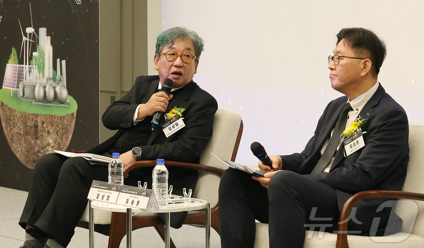 본문 이미지 - 김상협 글로벌녹색성장연구소(GGGI) 신임 사무총장과 유승훈 서울과학기술대학교 교수(오른쪽)이 13일 오전 서울 용산구 나인트리 프리미어 로카우스 호텔 플로리스홀에서 열린 '뉴스1 미래에너지포럼(NFEF) 2024'에 참석해 다이얼로그를 하고 있다. 2024.11.13/뉴스1 ⓒ News1 김진환 기자