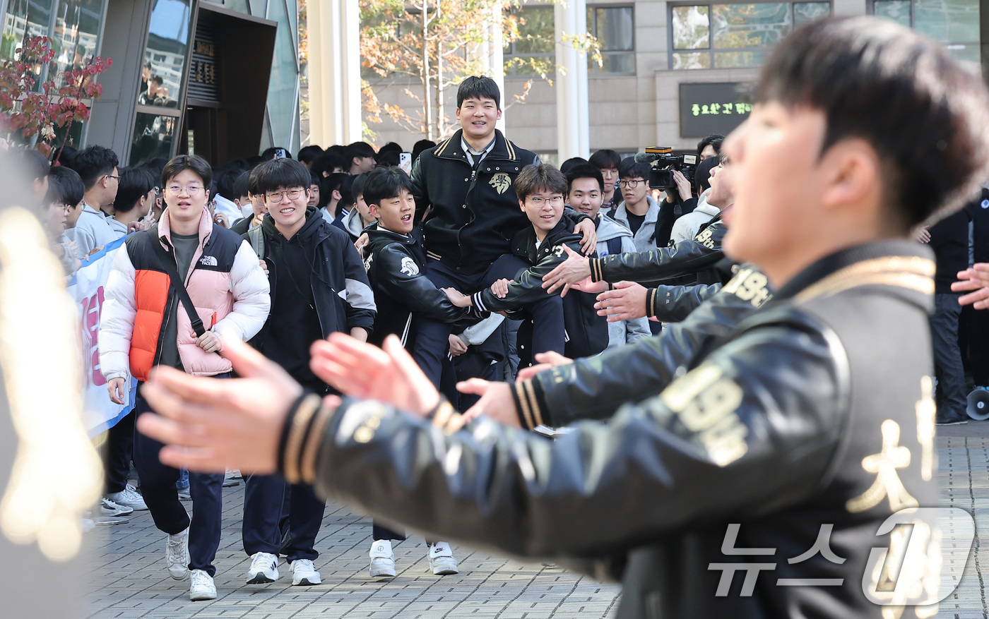 (서울=뉴스1) 김성진 기자 = 2025학년도 대학수학능력시험을 하루 앞둔 13일 서울 강남구 중동고등학교에서 재학생들이 수험생 선배들의 수능 대박을 기원하며 힘찬 응원을 하고 있 …