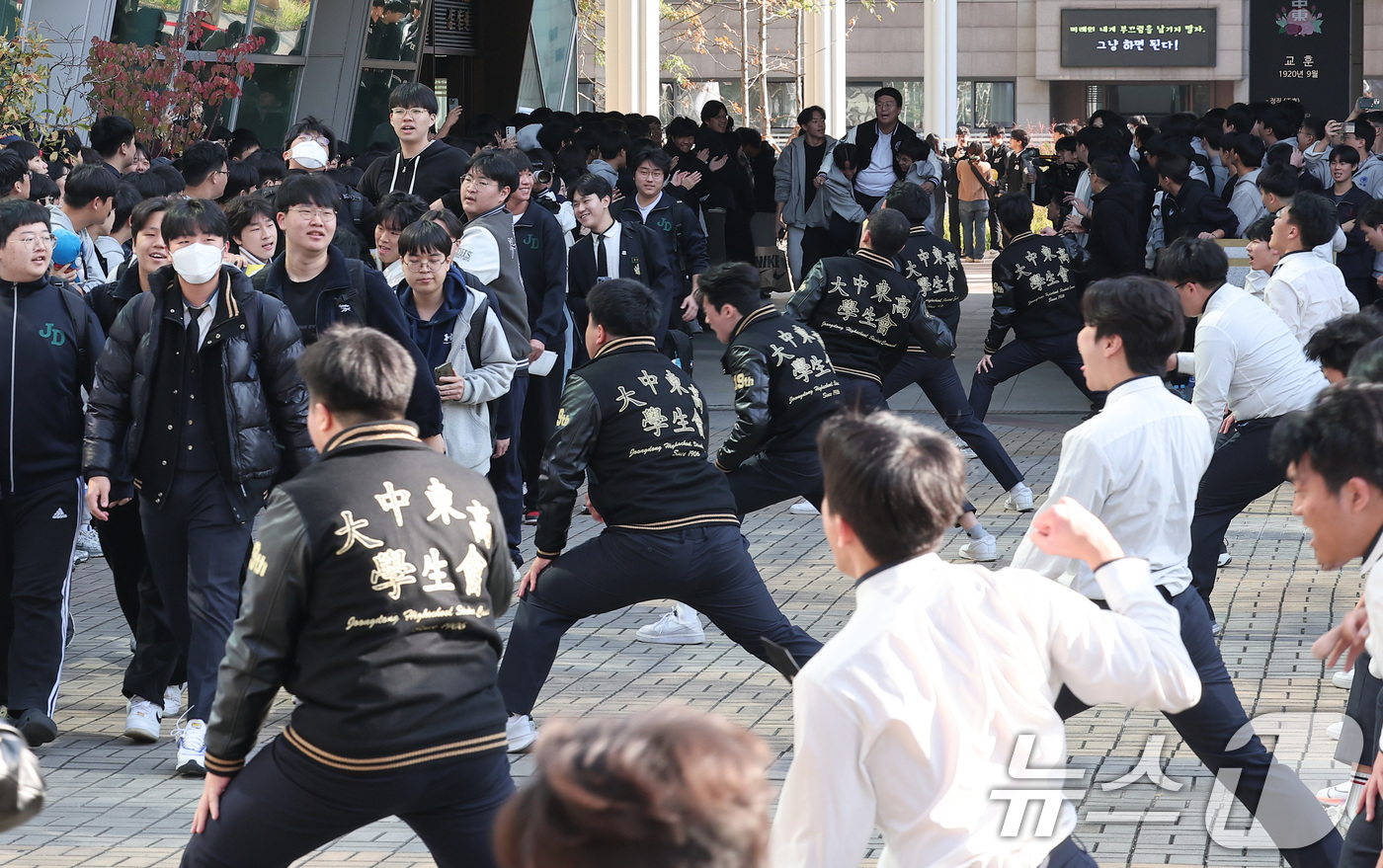 (서울=뉴스1) 김성진 기자 = 2025학년도 대학수학능력시험을 하루 앞둔 13일 서울 강남구 중동고등학교에서 재학생들이 수험생 선배들의 수능 대박을 기원하며 힘찬 응원을 하고 있 …