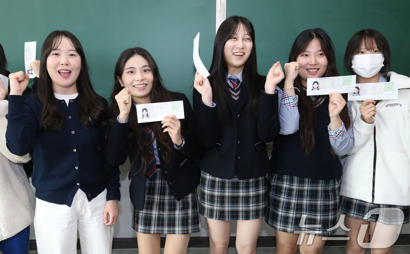 (대전=뉴스1) 김기태 기자 = 2025학년도 대학수학능력시험을 하루 앞둔 13일 대전 한밭고등학교에서 수험표를 받은 수험생들이 담임교사와 파이팅을 하고 있다. 2024.11.13 …