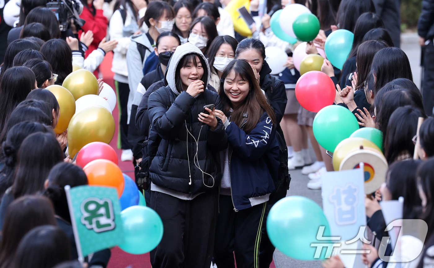 본문 이미지 - 2025학년도 대학수학능력시험을 하루 앞둔 13일 서울 금천구 동일여자고등학교에서 수험생들이 재학생과 선생님의 응원을 받으며 교정을 나서고 있다. 2024.11.13/뉴스1 ⓒ News1 박지혜 기자