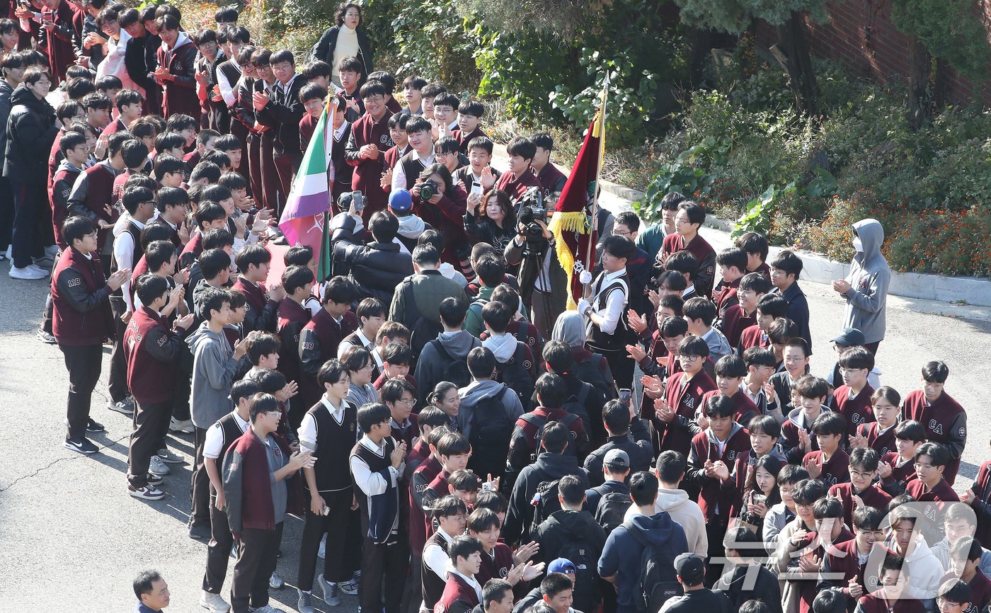 본문 이미지 - 2025학년도 대학수학능력시험을 하루 앞둔 13일 오전 서울 종로구 계동 중앙고등학교에서 열린 2025학년도 대학수학능력시험 수험표 배부 및 장행식에서 고3 수험생들이 후배들의 응원을 받으며 하교하고 있다. 2024.11.13/뉴스1 ⓒ News1 임세영 기자
