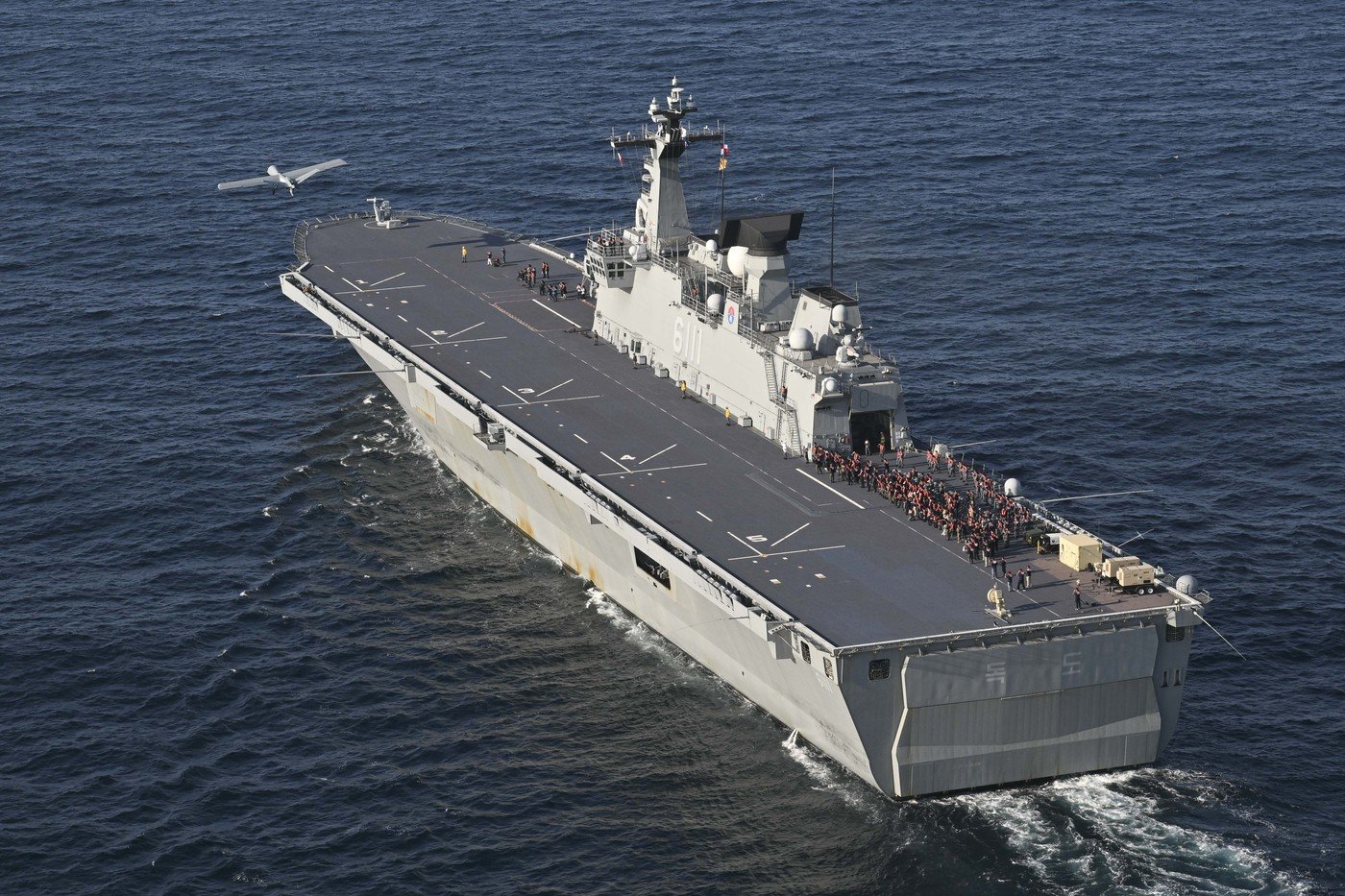 본문 이미지 - 지난 12일 동해상 대형수송함 독도함(LPH)에서 고정익 무인기(시제기)를 비행갑판을 통해 이륙시키는 전투실험을 하고 있다. (해군 제공) 2024.11.13/뉴스1