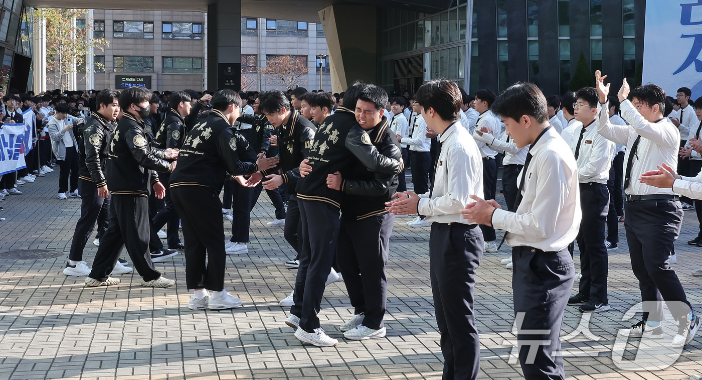 (서울=뉴스1) 김성진 기자 = 2025학년도 대학수학능력시험을 하루 앞둔 13일 서울 강남구 중동고등학교에서 재학생들이 선배들의 수능 대박을 응원한 후 포옹하고 있다. 2024. …