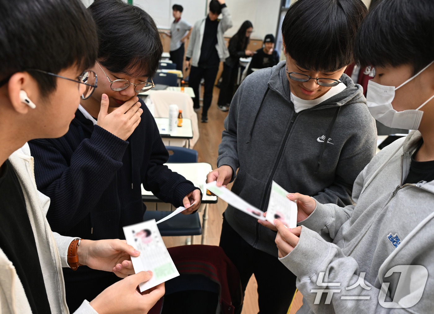 (서울=뉴스1) 임세영 기자 = 2025학년도 대학수학능력시험을 하루 앞둔 13일 오전 서울 종로구 중앙고등학교에서 수험표를 받은 고3 수험생들이 시험 장소를 확인하고 있다. (공 …