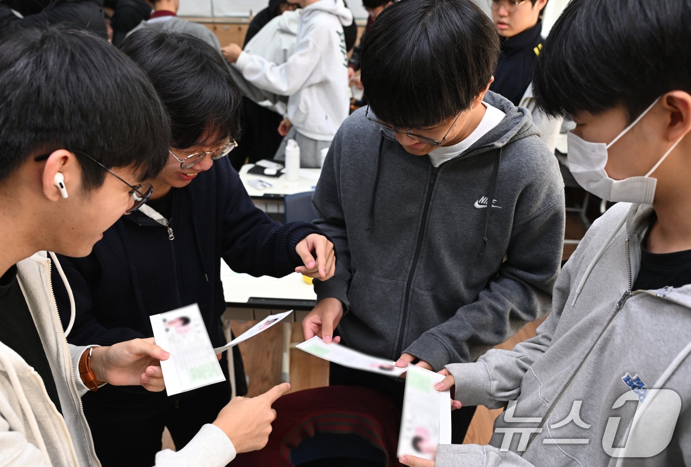 2025학년도 대학수학능력시험을 하루 앞둔 13일 오전 서울 종로구 중앙고등학교에서 수험표를 받은 고3 수험생들이 시험 장소를 확인하고 있다. &#40;공동취재&#41; 2024.11.13/뉴스1 ⓒ News1 임세영 기자