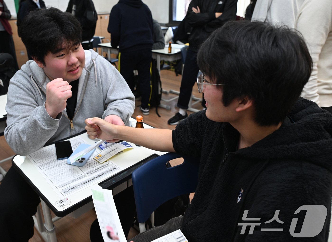 본문 이미지 - 2025학년도 대학수학능력시험을 하루 앞둔 13일 오전 서울 종로구 중앙고등학교에서 수험표를 받은 고3 수험생들이 서로를 응원하며 파이팅을 외치고 있다. &#40;공동취재&#41; 2024.11.13/뉴스1 ⓒ News1 임세영 기자