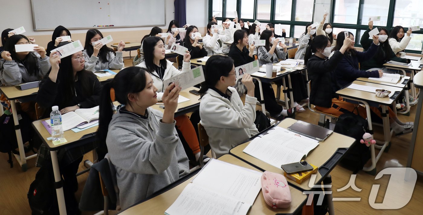 2025학년도 대학수학능력시험을 하루 앞둔 13일 울산 중앙여자고등학교 3학년 교실에서 수험생들이 수험표를 들어보이고 있다. 2024.11.13/뉴스1 ⓒ News1 조민주 기자