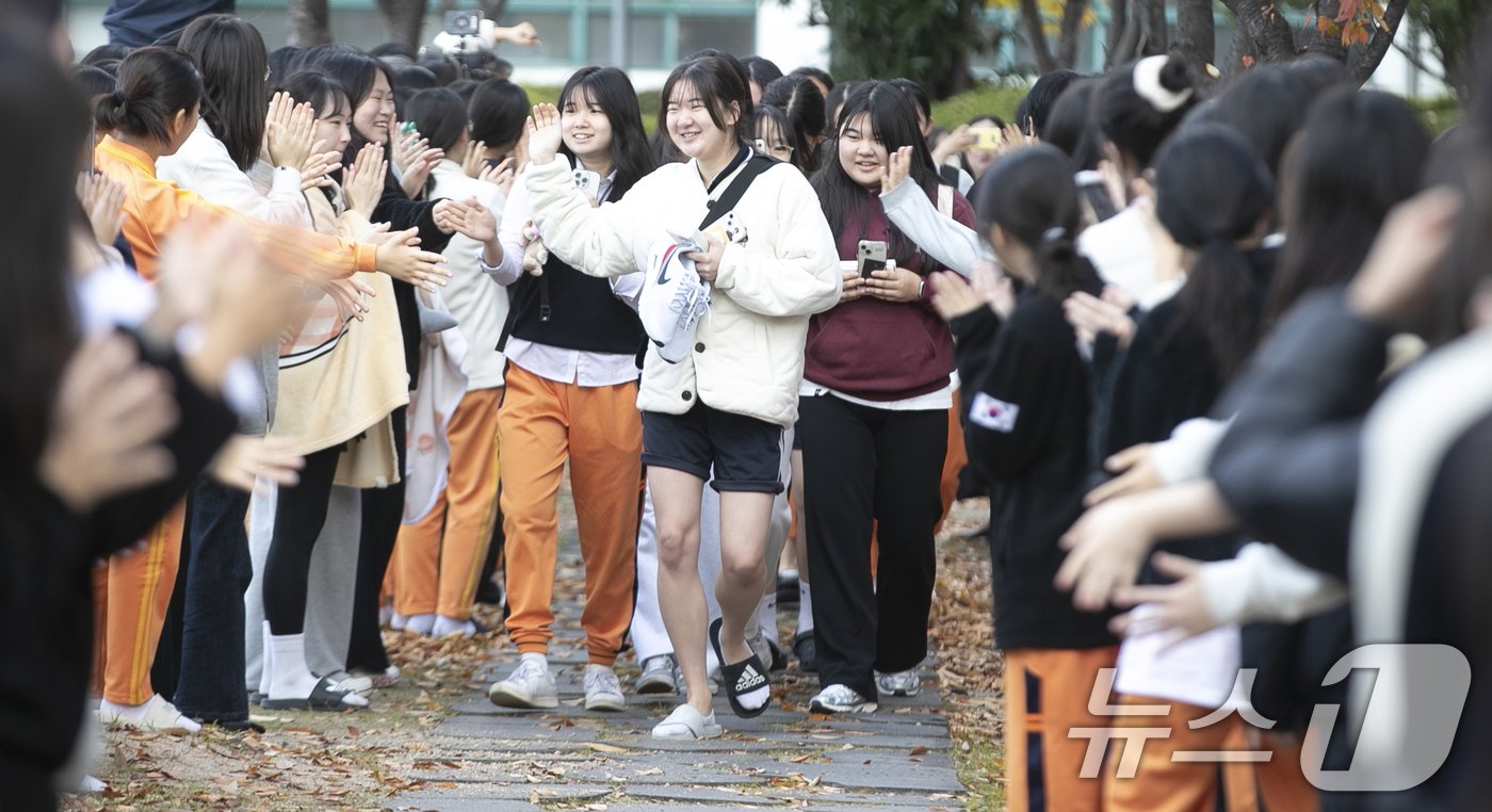 본문 이미지 - 2025학년도 대학수학능력시험을 하루 앞둔 13일 울산 중앙여자고등학교에서 수험생들이 후배들의 응원을 받으며 학교를 나서고 있다. 2024.11.13/뉴스1 ⓒ News1 조민주 기자