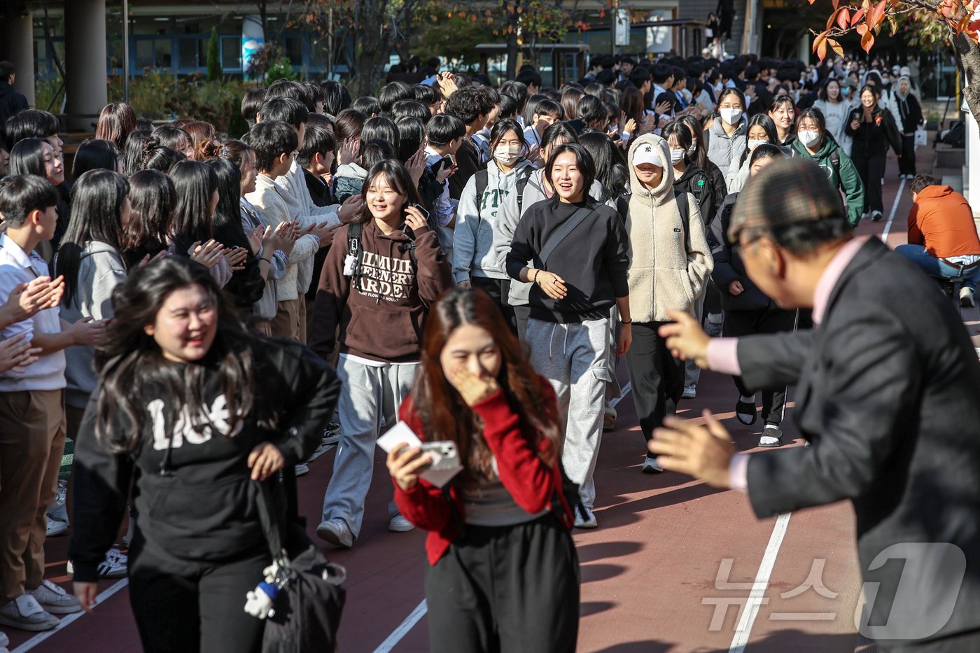 2025학년도 대학수학능력시험을 하루 앞둔 13일 서울 성동구 성수고등학교에서 고3 수험생들이 선생님들과 후배들의 응원을 받으며 교정을 나서고 있다. 2024.11.13/뉴스1 ⓒ News1 민경석 기자