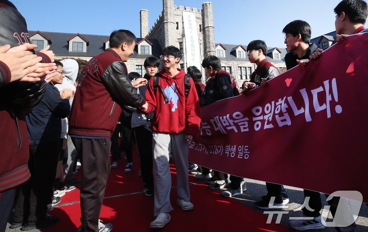 본문 이미지 - 2025학년도 대학수학능력시험을 하루 앞둔 13일 오전 서울 종로구 계동 중앙고등학교에서 열린 2025학년도 대학수학능력시험 수험표 배부 및 장행식에서 고3 수험생들이 선생님과 후배들의 응원을 받으며 하교하고 있다. 2024.11.13/뉴스1 ⓒ News1 임세영 기자