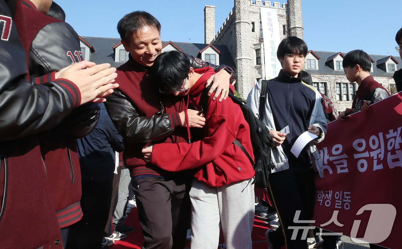 본문 이미지 - 2025학년도 대학수학능력시험을 하루 앞둔 13일 오전 서울 종로구 계동 중앙고등학교에서 열린 2025학년도 대학수학능력시험 수험표 배부 및 장행식에서 고3 수험생이 선생님의 응원을 받고 있다. 2024.11.13/뉴스1 ⓒ News1 임세영 기자